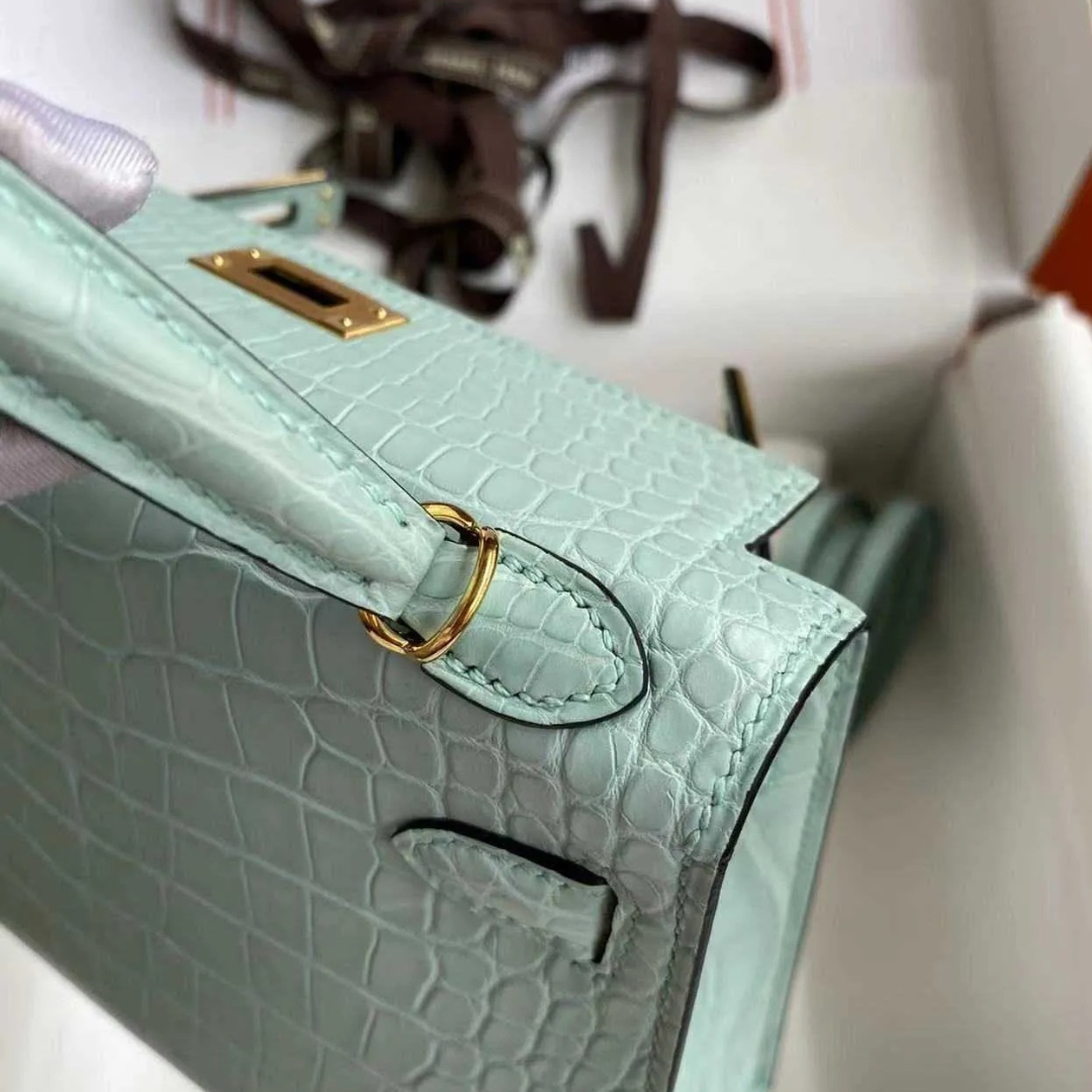 HERMÈS VERT D'EAU MATTA ALLIGATOR RETOURNE KELLY 28 CON DORADO HERRAJES, 2021 (EDICIÓN LIMITADA)