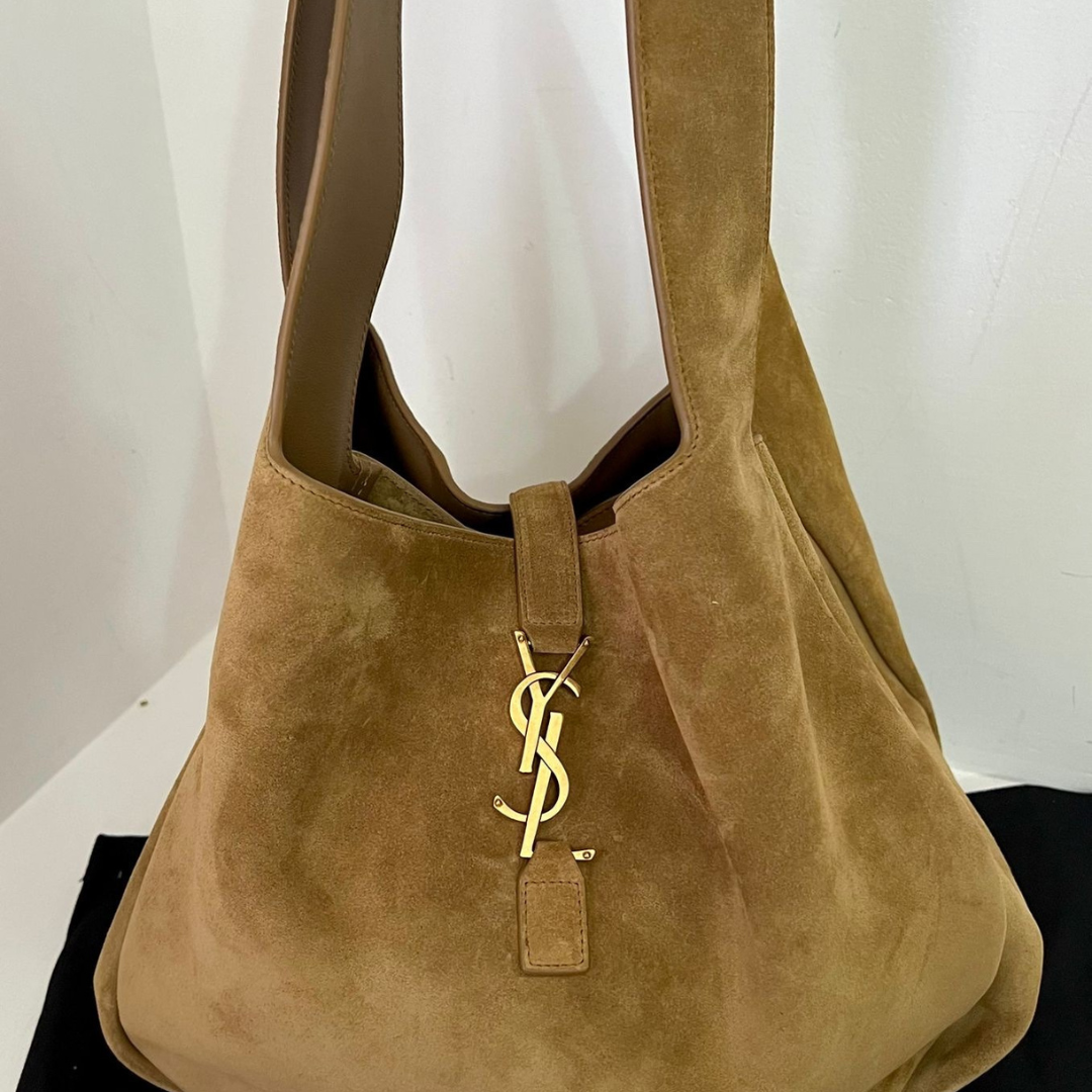 LE 5 À 7 BEA DE GAMUZA DE YVES SAINT LAURENT