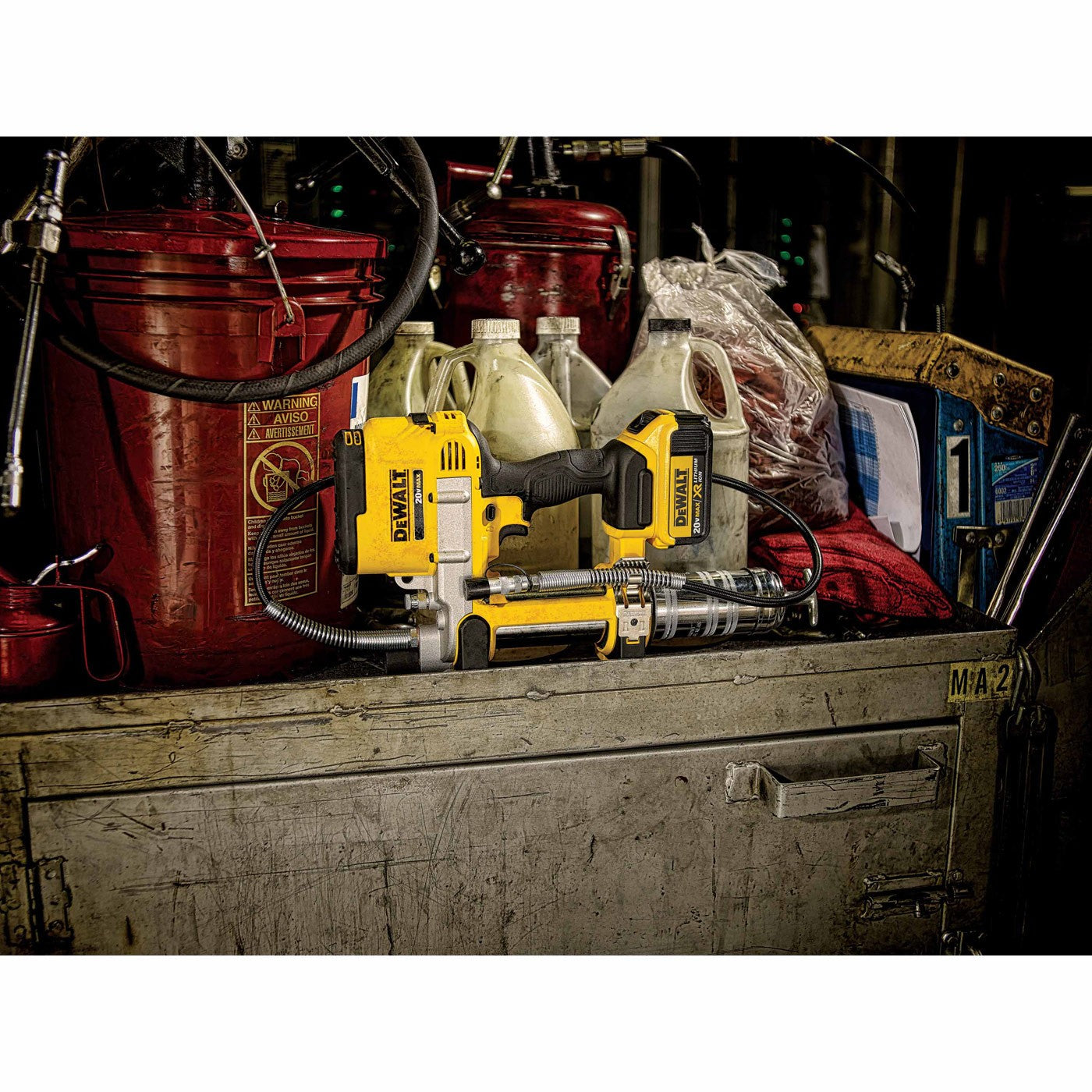 DeWalt DCGG571M1 20V MAX Lithium Ion Grease Gun