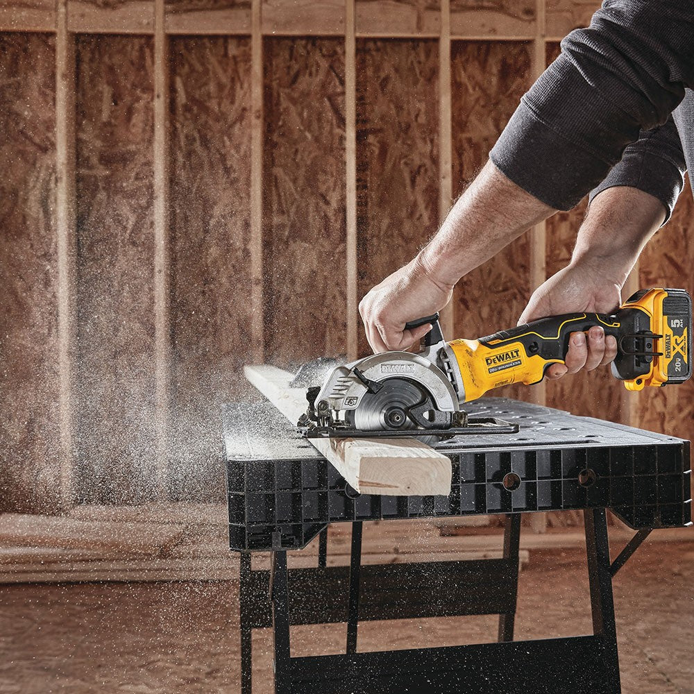 DeWalt DCS571P1 ATOMIC 20V MAX* Brushless 4-1/2" Cordless Circular Saw Kit