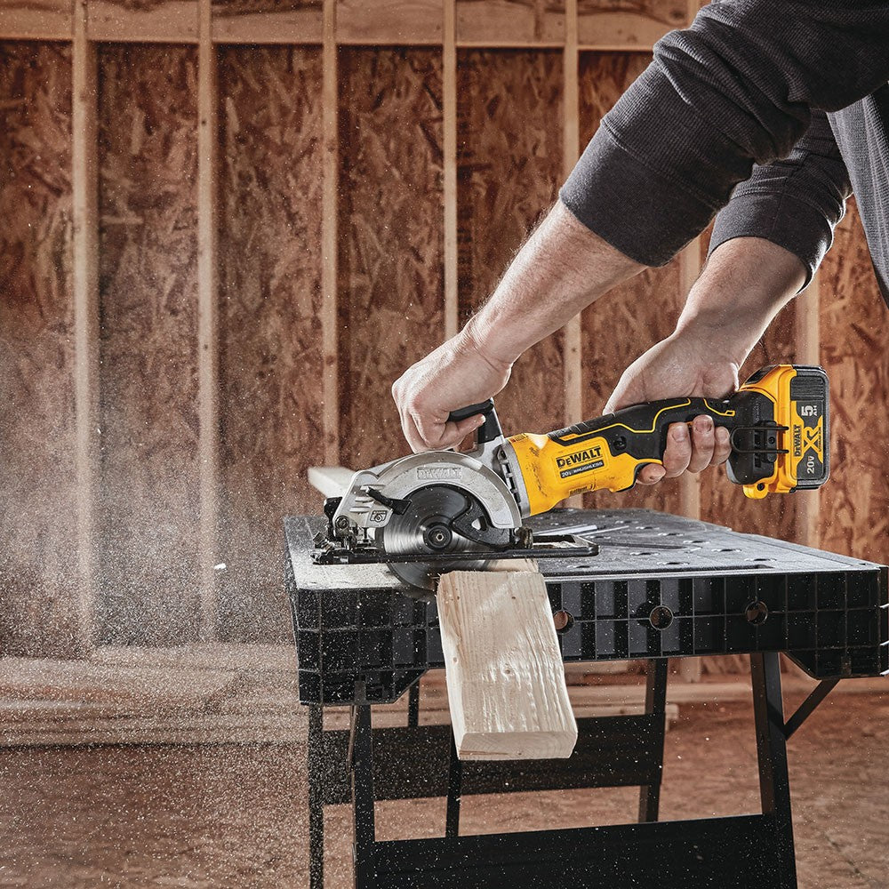 DeWalt DCS571P1 ATOMIC 20V MAX* Brushless 4-1/2" Cordless Circular Saw Kit