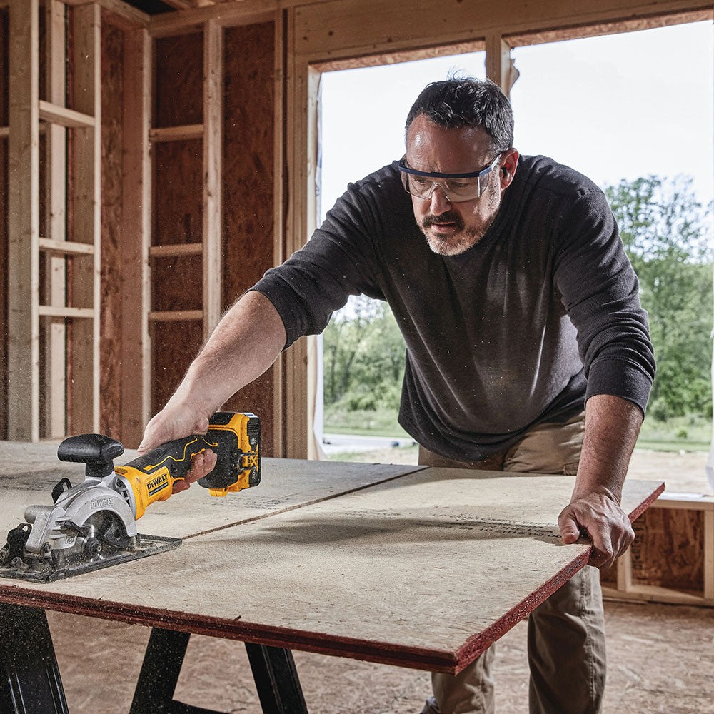 DeWalt DCS571P1 ATOMIC 20V MAX* Brushless 4-1/2" Cordless Circular Saw Kit