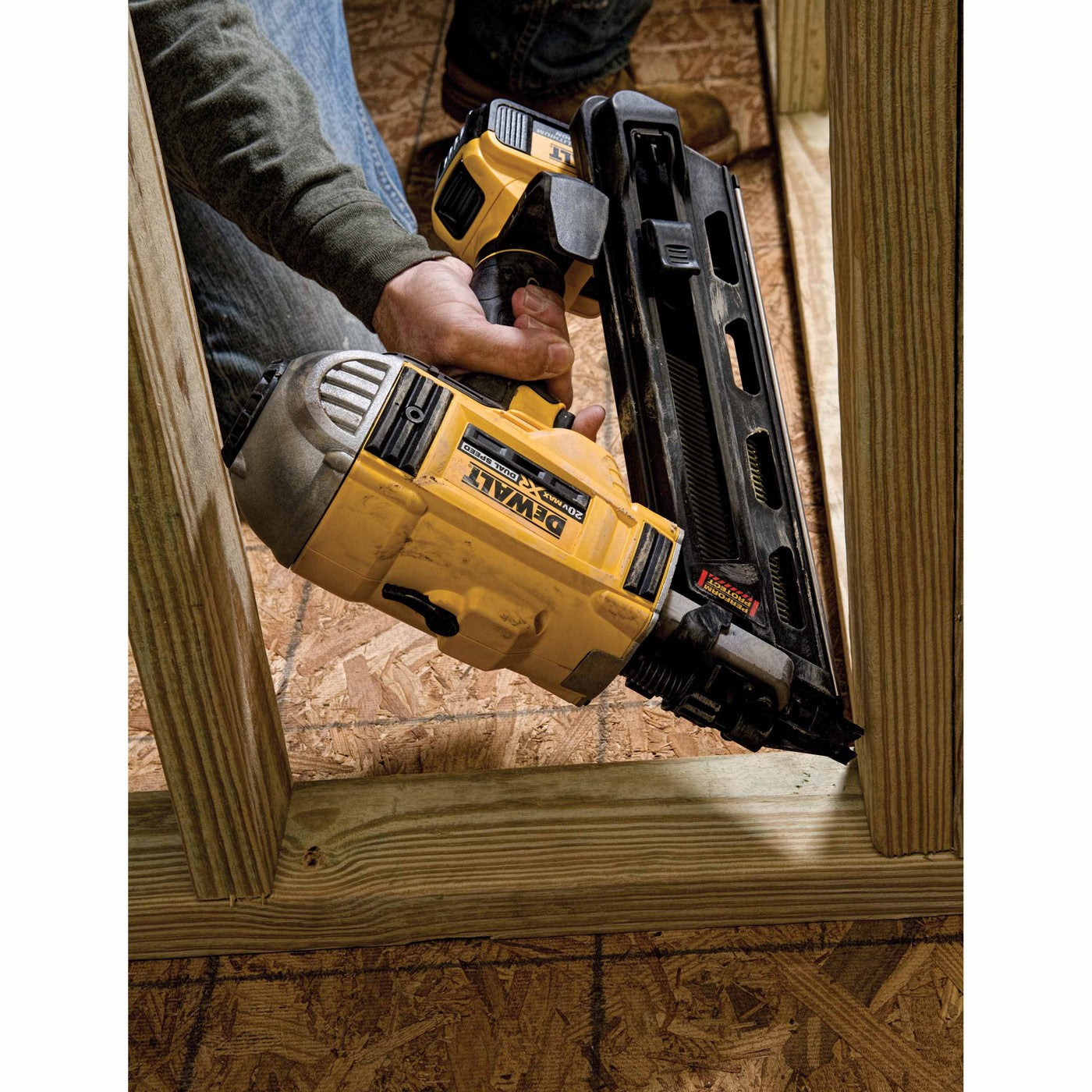 DeWalt DCN692M1 20V MAX* XR Lithium Ion Brushless Dual Speed Framing Nailer