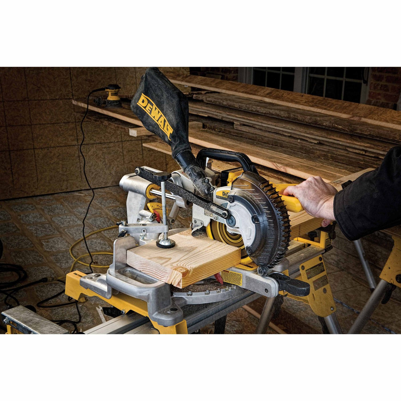 DeWalt DCS361M1 20V MAX 7-1/4" Cordless Sliding Miter Saw Kit