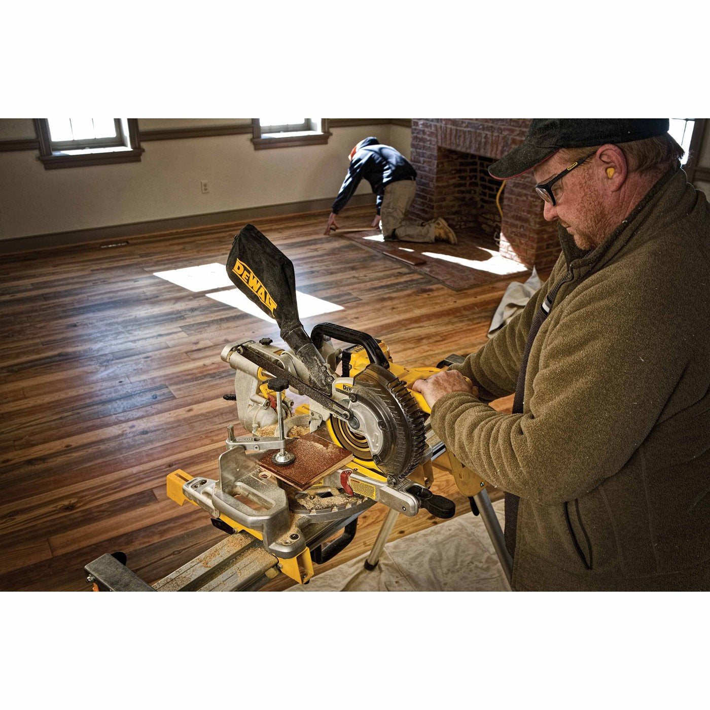 DeWalt DCS361M1 20V MAX 7-1/4" Cordless Sliding Miter Saw Kit