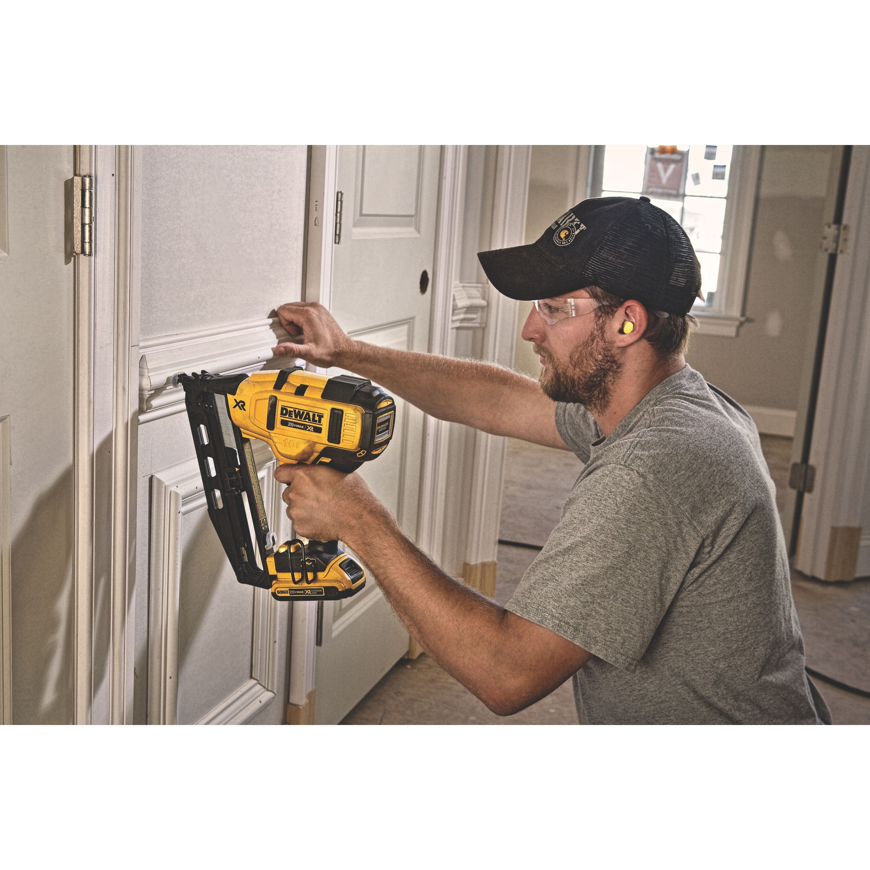 DeWalt DCN660D1 20V MAX 16Ga Angled Cordless Finish Nailer Kit