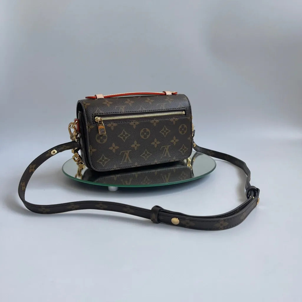LOUIS VUITTON – POCHETTE MÉTIS EAST WEST CARTERA