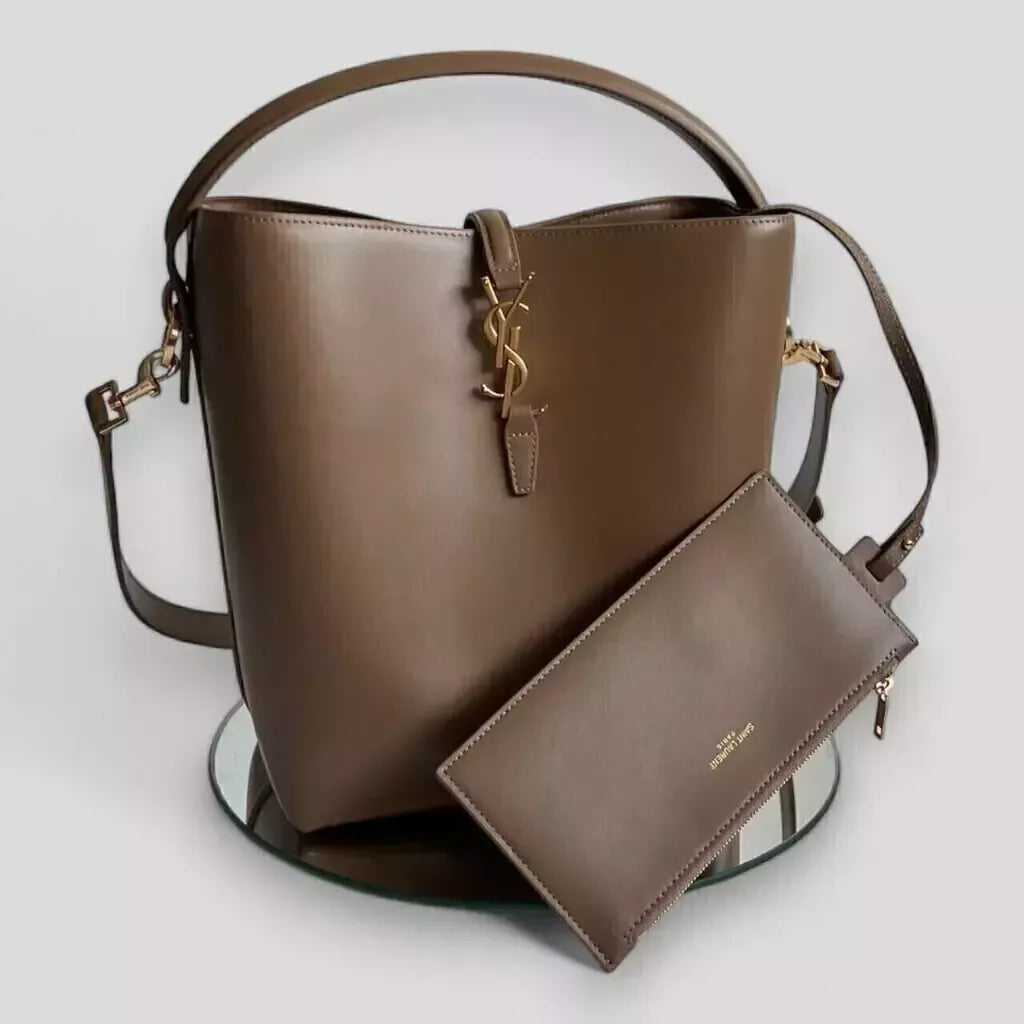 YVES SAINT LAURENT – LE 37 CARTERA DE BRILLANTE CUERO
