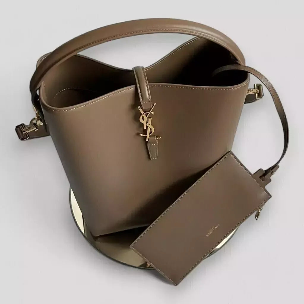 YVES SAINT LAURENT – LE 37 CARTERA DE BRILLANTE CUERO