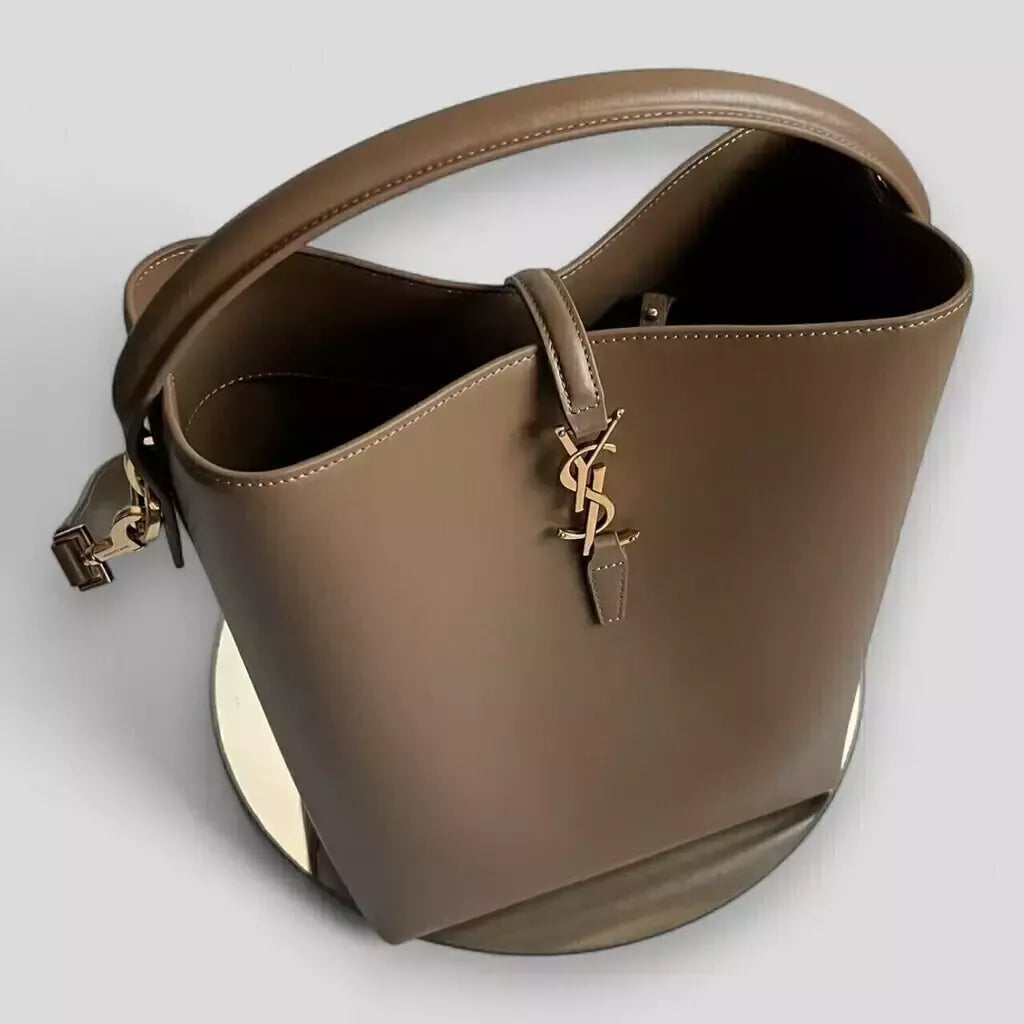 YVES SAINT LAURENT – LE 37 CARTERA DE BRILLANTE CUERO
