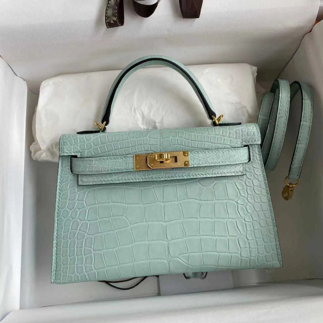 HERMÈS VERT D'EAU MATTA ALLIGATOR RETOURNE KELLY 28 CON DORADO HERRAJES, 2021 (EDICIÓN LIMITADA)