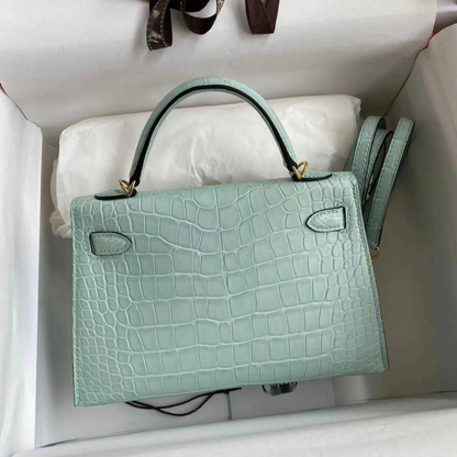 HERMÈS VERT D'EAU MATTA ALLIGATOR RETOURNE KELLY 28 CON DORADO HERRAJES, 2021 (EDICIÓN LIMITADA)