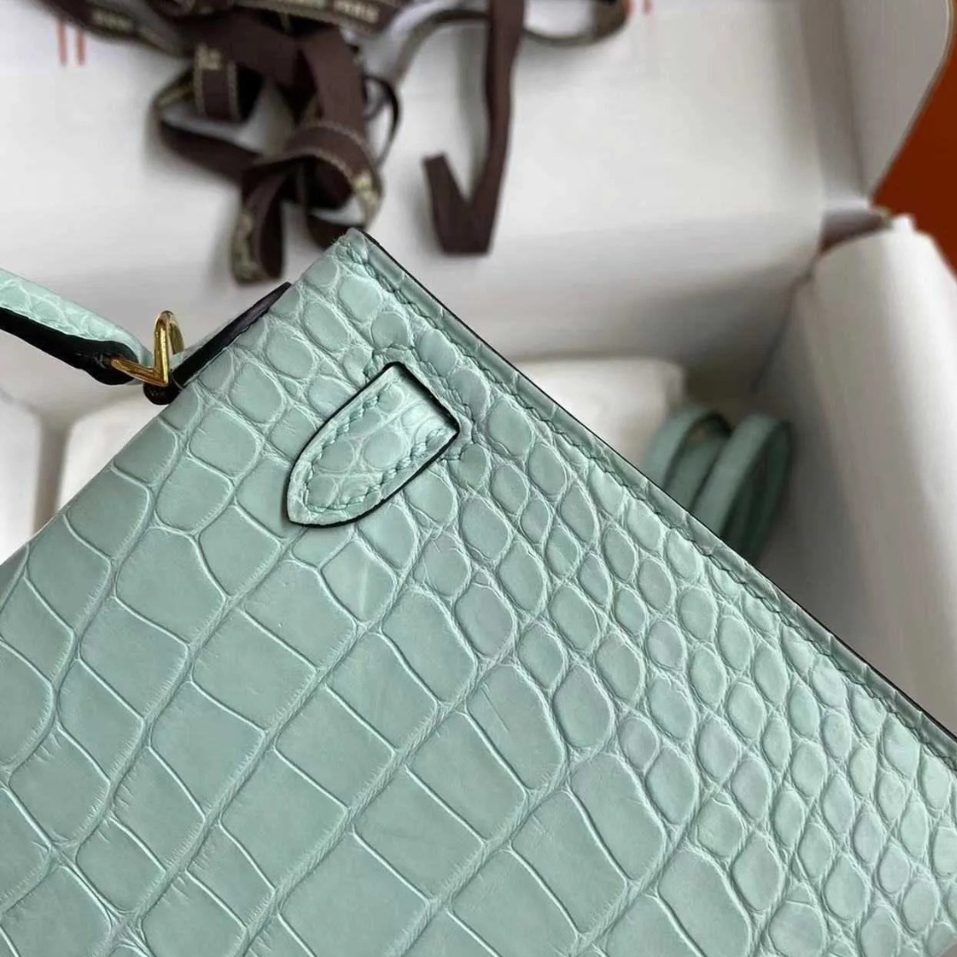 HERMÈS VERT D'EAU MATTA ALLIGATOR RETOURNE KELLY 28 CON DORADO HERRAJES, 2021 (EDICIÓN LIMITADA)