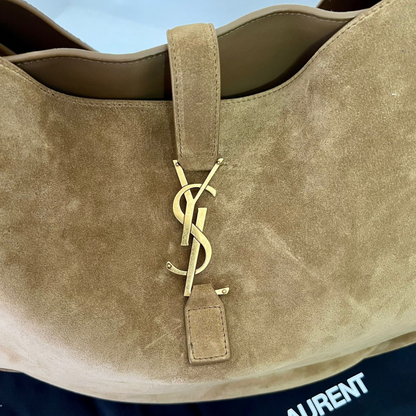 LE 5 À 7 BEA DE GAMUZA DE YVES SAINT LAURENT