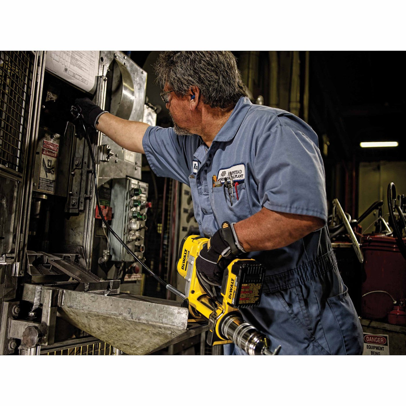DeWalt DCGG571M1 20V MAX Lithium Ion Grease Gun