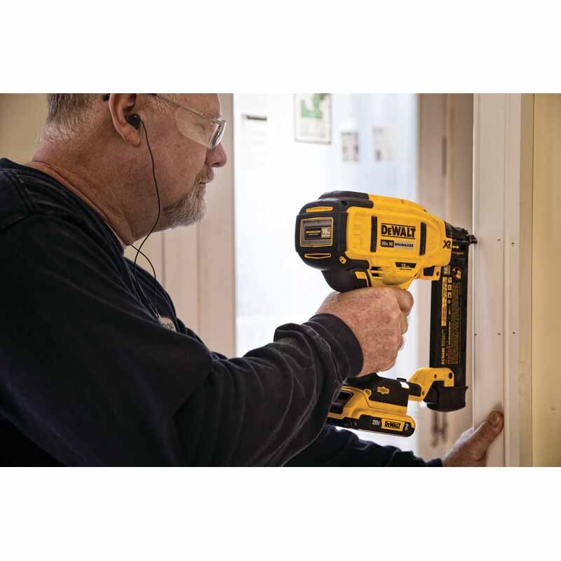 DeWalt DCN680D1 20 V MAX XR 18 Gauge Brad Nailer Kit