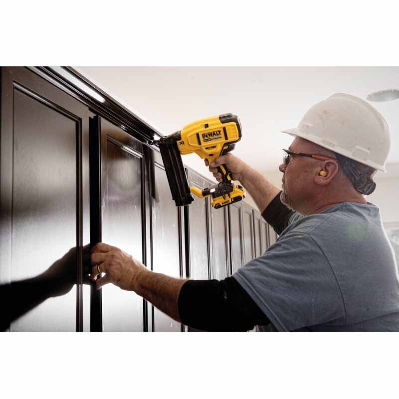 DeWalt DCN680D1 20 V MAX XR 18 Gauge Brad Nailer Kit