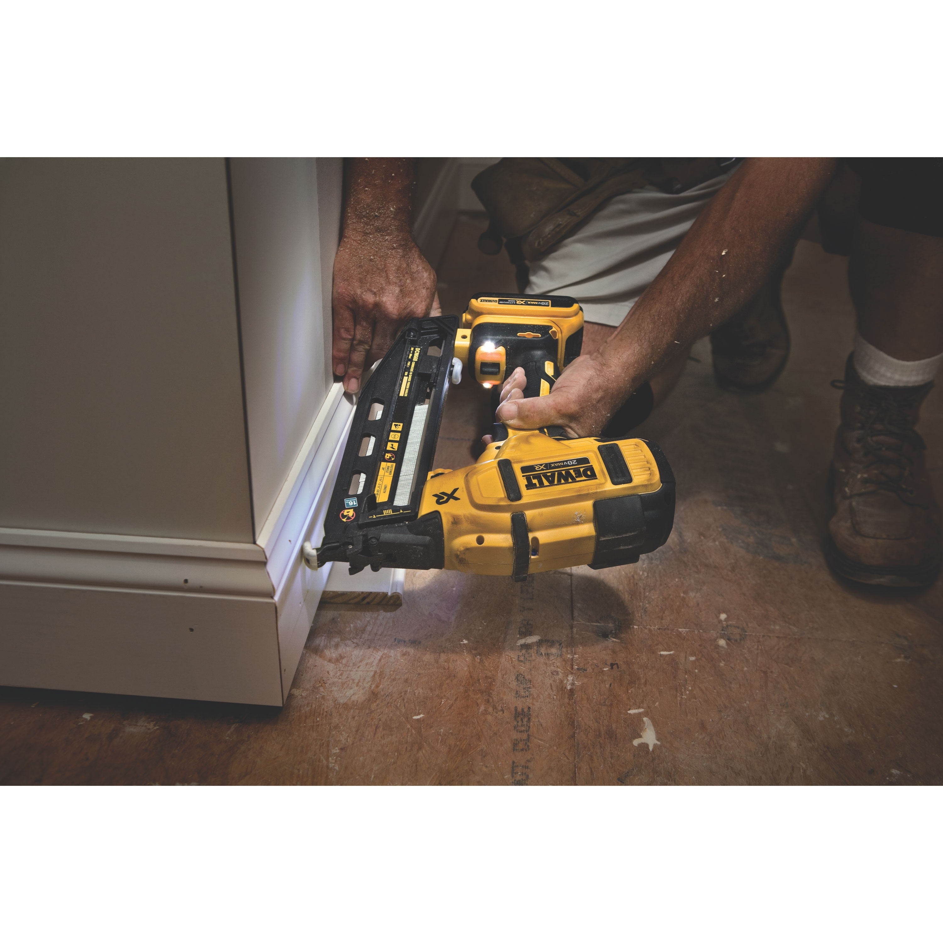 DeWalt DCN660D1 20V MAX 16Ga Angled Cordless Finish Nailer Kit