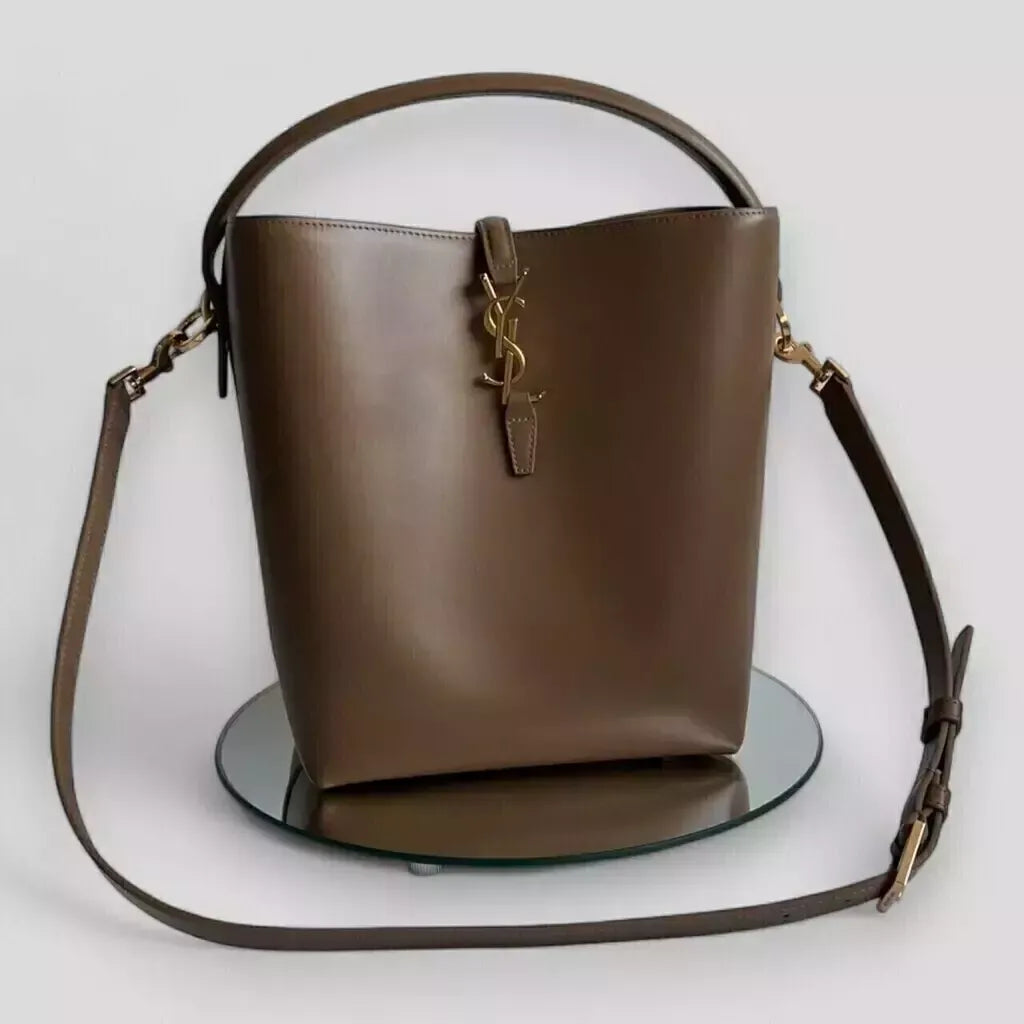 YVES SAINT LAURENT – LE 37 CARTERA DE BRILLANTE CUERO