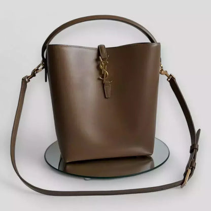 YVES SAINT LAURENT – LE 37 CARTERA DE BRILLANTE CUERO