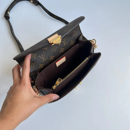 LOUIS VUITTON – POCHETTE MÉTIS EAST WEST CARTERA